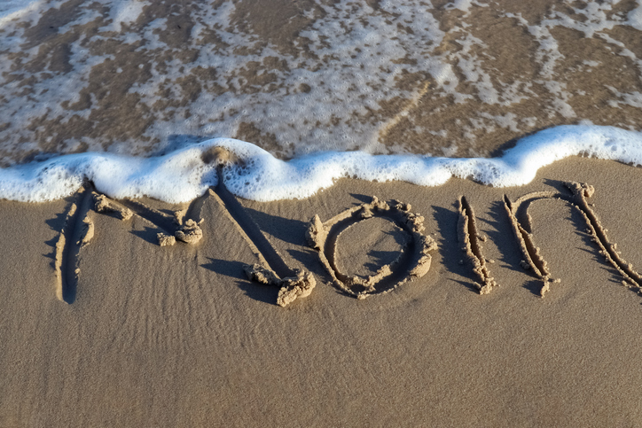 The northern german word Moin (Hello) written into the sand of the Baltic sea beach