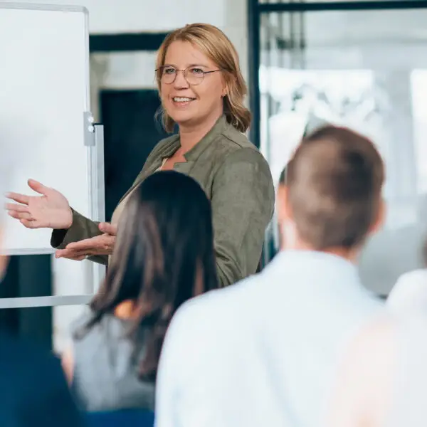 Trainingssituation mit Führungskräften im Workshop oder Coaching