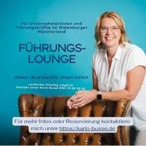 Karin Busse, Business Coach in Cloppenburg, l&auml;chelnd, sitzt auf einem Ledersofa.