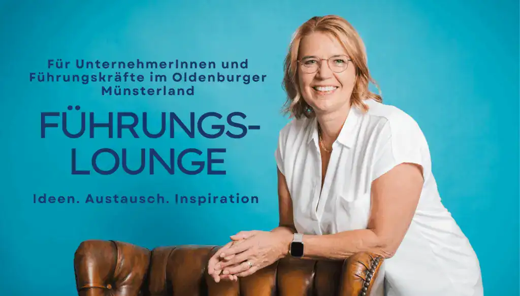 Karin Busse, Business Coach in Cloppenburg, vor blauem Hintergrund.